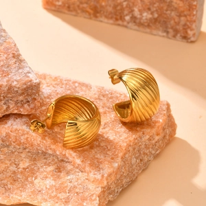 Boucles d'oreilles créoles en C en acier inoxydable doré avec motif texturé