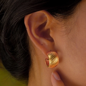 Boucles d'Oreilles Créoles Croissant en Acier Inoxydable pour Femmes Plaqué Or en Forme de C avec Texture en Spirale