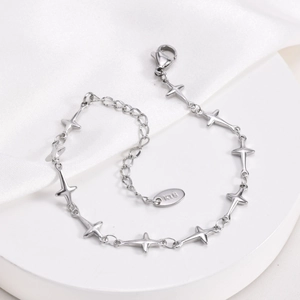 Détail macro du bracelet étoile argenté avec fermoir mousqueton et étiquette K18