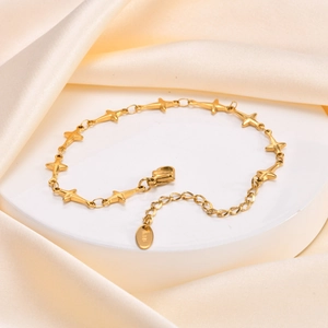 Bracelet étoile du Nord en acier doré avec étiquette K18 sur satin de crème
