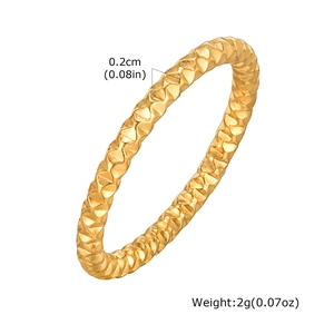 Detail of 0.2cm gold irregular geometric ring with pineapple texture and weight info