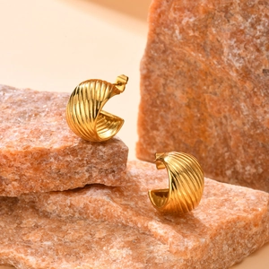 Boucles d'oreilles créoles C en acier inoxydable doré avec des textures côtelées