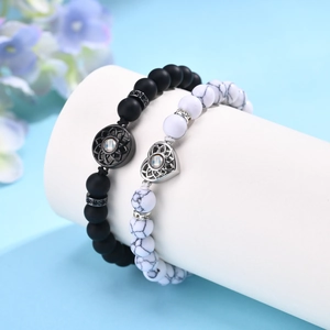 Bracelet pour couple en perles noires mates et marbre blanc avec pendentifs métalliques