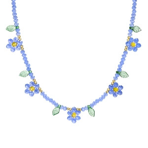 Collier de perles marguerite bleue avec détails en acier et style fleuri de vacances