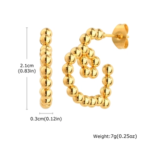 Detailansicht goldener Perlen-Ohrringe in C-Form mit 2,1cm Höhe und Politur