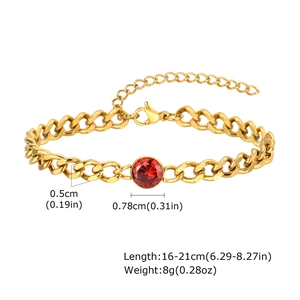 Dettaglio del bracciale a catena cubana dorata con zircone rosso e chiusura a moschettone