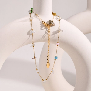 Collana in acciaio inossidabile dorato con pietre naturali multicolore e marchio K18