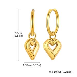 Vue détaillée des boucles d'oreilles cœur dorées avec dimensions de 2,9 cm et 1,33 cm de large