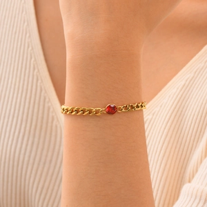 Dettaglio del bracciale a catena cubana in acciaio dorato 18K con zircone rosso