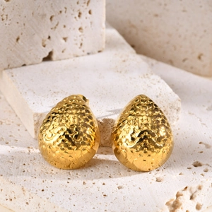 Boucles d'oreilles gouttes dorées avec texture martelée et finition métallique