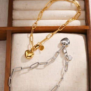 Bracelet à maillons avec breloque cœur en finitions or et argent avec fermoir mousqueton