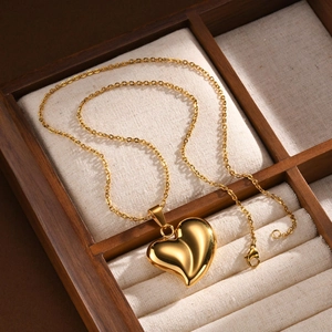 Collier avec pendentif cœur doré poli sur chaîne en O dans un écrin à bijoux en bois