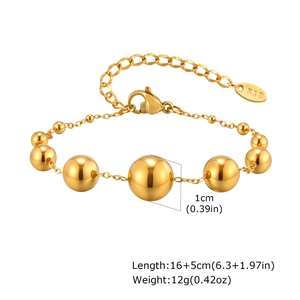 Détail du bracelet chaîne à billes en or 18 carats avec perles de 1 cm et fermoir mousqueton