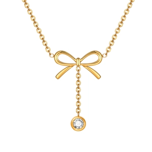 Collier en acier doré avec pendentif papillon et gland en zircon sur un fond blanc pur