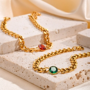 Bracciale a catena cubana dorata con zirconi rossi e verdi su pietra bianca