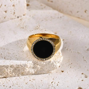 Chevalière dorée en acier inoxydable avec onyx noir et entourage de cristaux de zircone