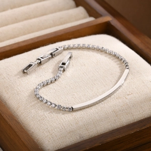 Bracelet tennis poli en acier inoxydable avec pierres de zircon blanc et barre courbe sur coussin