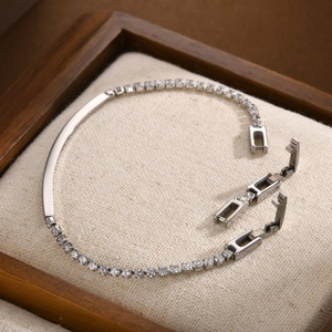 Détail du bracelet en acier inoxydable argenté avec zircons et boucles ajustables