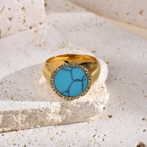 Bague chevalière dorée en acier inoxydable avec turquoise ronde et entourage de zircons