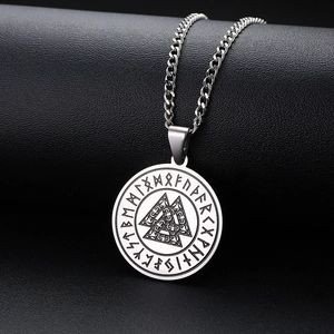Pendentif Viking Valknut en acier inoxydable avec runes nordiques sur chaîne cubaine