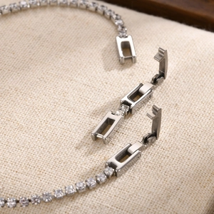 Bracelet tennis en acier poli avec zircons blancs et fermoir double pliage ajustable