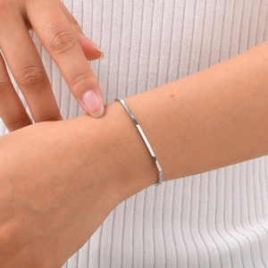 Bracelet élégant en acier inoxydable avec zircon blanc porté au poignet femme
