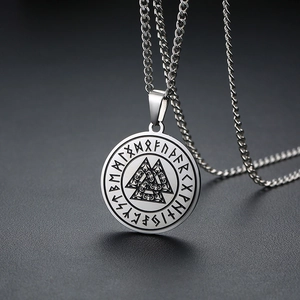 Collier Pendentif Valknut Rune Viking Nordique en Acier Inoxydable Rétro Bijoux Amulette Boussole Ronde Gravée pour Hommes Unisexe
