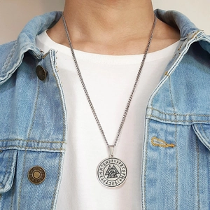 Collier Valknut en acier inoxydable argenté porté par un mannequin en veste en jean