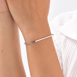 Bracelet minimaliste en acier inoxydable avec zircons blancs porté sur un poignet