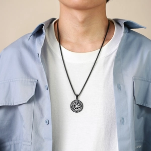 Collier homme en acier noir avec boussole viking Vegvisir porté sur un modèle