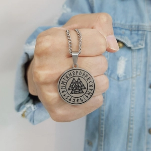 Gros plan détaillé du pendentif Viking Valknut en acier inoxydable avec alphabet runique