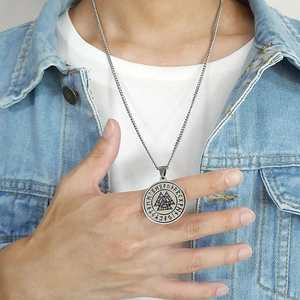 Détail macro du pendentif Viking avec symbole Valknut et cercle de runes sur un homme