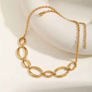 Détail du collier chaîne en acier inoxydable doré avec maillons ovales et fermoir mousqueton