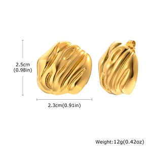 Dettaglio orecchini a cuore dorati con texture fusa irregolare e dimensioni reali