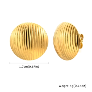 Dettaglio orecchini a bottone dorati con texture a coste, diametro 1,7cm e peso