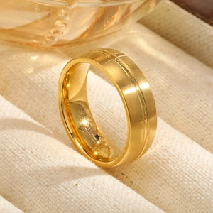 Bague dorée en acier inoxydable avec finition brossée rainurée et bords polis