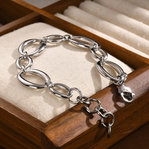 Détail macro d'un bracelet chaîne en acier inoxydable poli avec fermoir dans un coffret bijoux
