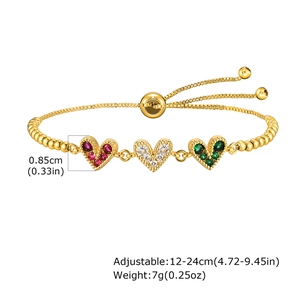 Détail du bracelet doré ajustable avec cœurs sertis de zircons rouges, blancs et verts