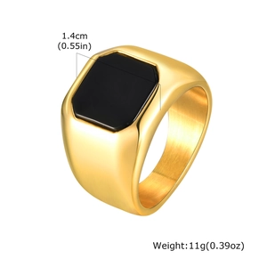Détail de la bague chevalière dorée avec onyx noir, montrant 14mm de large et 11g