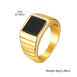 Détails de la bague en or avec onyx noir carré montrant la largeur de 1 cm et le poids