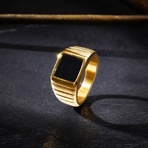 Chevalière Homme Vintage en Acier Inoxydable Plaque Or Pierre Agate Noire Carrée Bague à Bandes Latérales Bijoux Unisexes