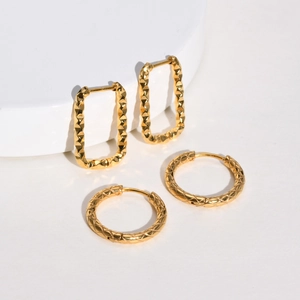 Ensemble de boucles d'oreilles dorées à motif losange avec design rectangulaire chic
