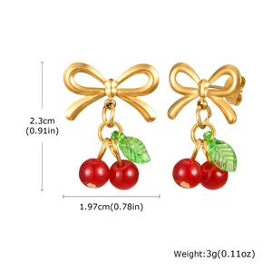 Dimensions détaillées des boucles d'oreilles nœud doré avec cerises rouges et feuilles