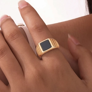 Bague minimaliste en acier inoxydable doré avec onyx noir carré et détails nervurés