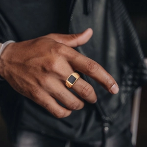 Bague chevalière pour homme en acier doré avec une pierre d'onyx noire rectangulaire
