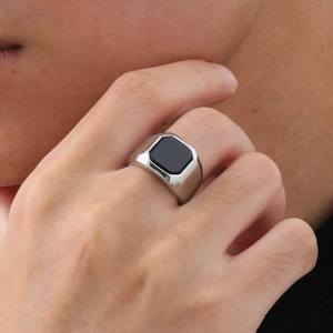 Bague géométrique en acier inoxydable avec onyx noir portée au doigt