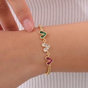 Bracelet doré à chaîne en boîte orné de trois cœurs sertis de zircons rouges, blancs et verts
