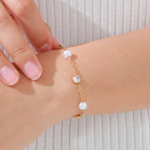 Elegante bracciale in acciaio inossidabile dorato con perle bianche e zirconi cubici