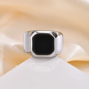 Bague en acier inoxydable poli avec grande pierre d'agate noire octogonale sur socle