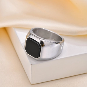 Vue macro d'une bague chevalière géométrique avec agate noire octogonale et fini poli